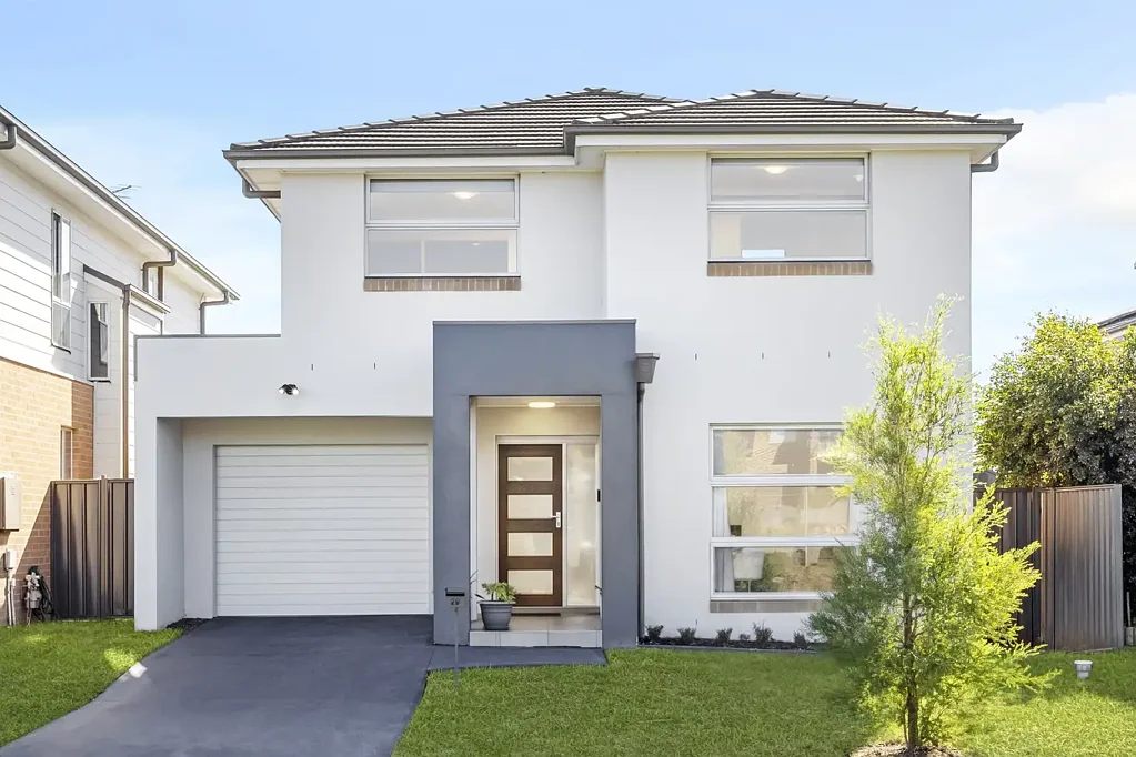 Schofields 4房 Schofields热门社区 300㎡土地 四卧宽敞主套 全岛厨房 管道空调 步行上学 娱乐后院 低维护生活 Immaculately designed, sun-drenched family home in ideal location - Walking Distance to Schofields Public School!