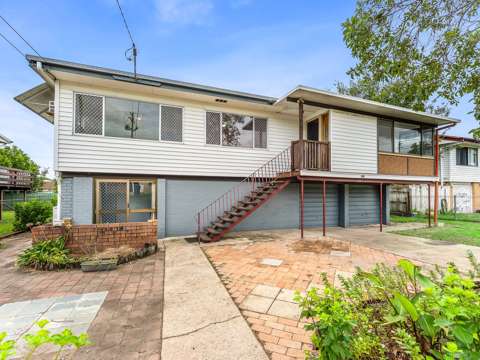 Acacia Ridge 3 Bedroom Huge, renovated family home with dual living potential! Walk to shopping centres, buses, schools and parklands!