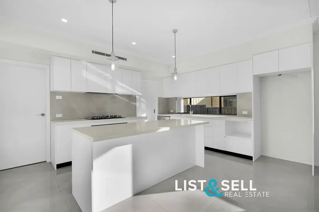 Macquarie Fields 4 Slaapkamer BRAND NEW LUXURY | HUGE FAMILY HOME | HIGHLY DESIRABLE STREET
