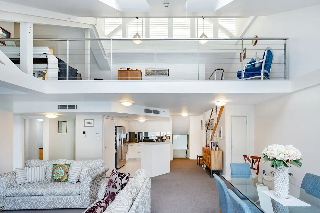 Woolloomooloo 2房 尊贵地段双层住宅 尽享Potts Point美景 自然光洒满每个角落 宽敞生活空间 精心打造细节 私人泊位 美食厨房 花岗岩台面 Blanco燃气设备 步入式衣橱 宽敞卫浴套间 现代浴室 现场停车位 40英尺泊位空间 内部洗衣房 24小时安保 游泳池/健身房可选 Loft apartment of grand proportions with on-site parking and a marina berth