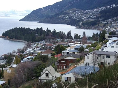 奥克兰靠边站？皇后镇房价飙破天花板！有人被迫“轮流睡床”、住车库......