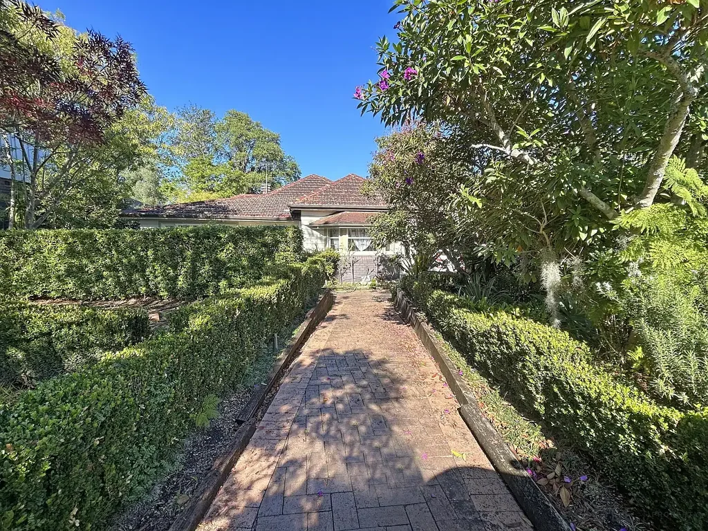 Spacious Family Home with Large Studio in Prime Springwood Location