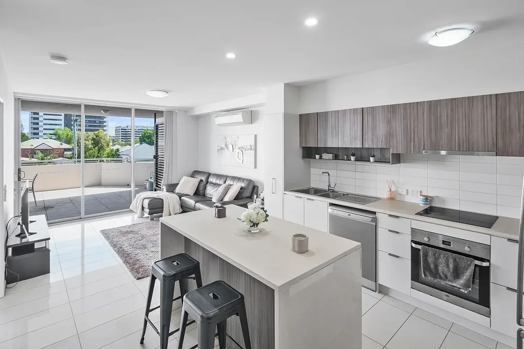 Woolloongabba 1房 全装修一居室 主卧带步入式衣帽间 双入口浴室 优质电器 开放式起居 学习角落 阳台 全空调 安全车位 卓越设施 邻近地标医院大学 Fully Furnished Luxury Living in the Heart of Woolloongabba!