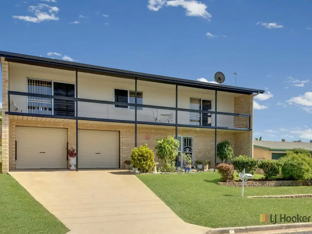 River Views In This Expansive Family Residence