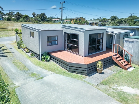 Dargaville Surrounds 3房  Modern Coastal Living at Baylys Beach