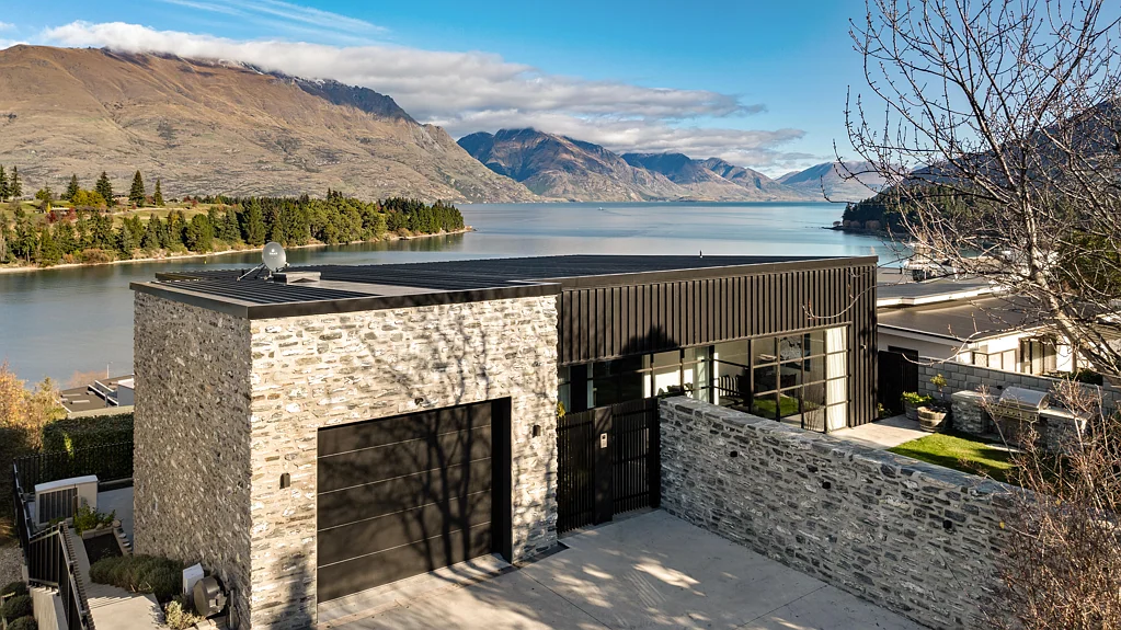 Queenstown 3 Bedroom Architectural lakeview residence