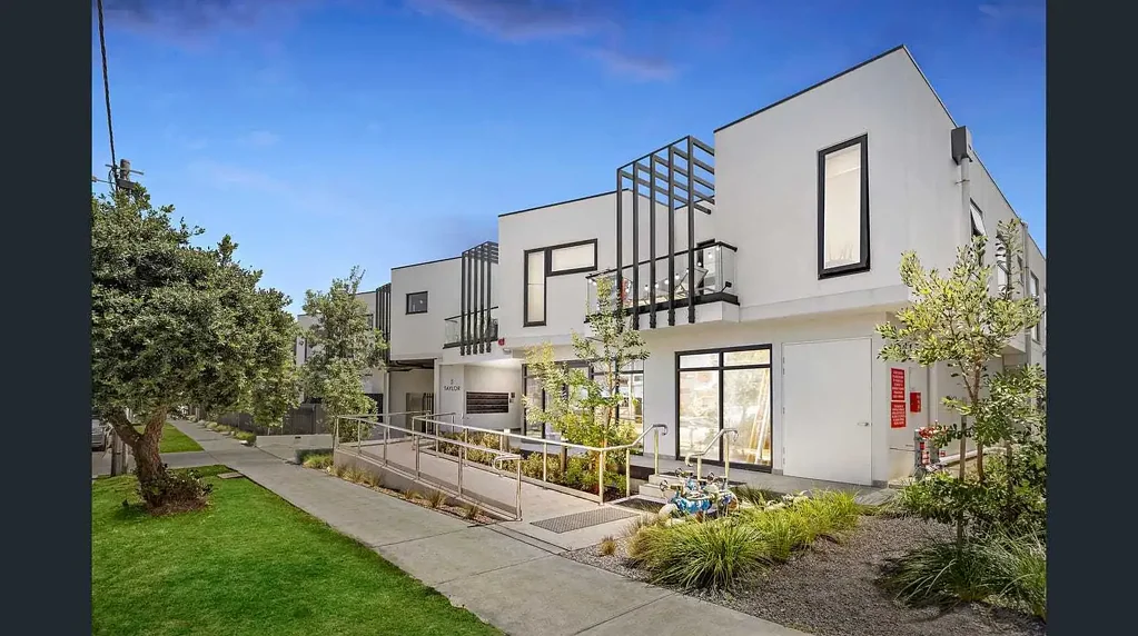 BEACHSIDE LIFESTYLE WITH LIFT ACCESS!