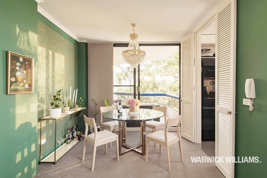 PANORAMIC VIEWS - LUXURIOUS CONTEMPORARY FINISHES