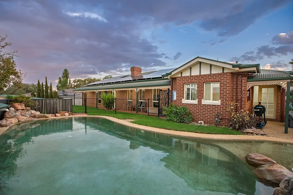 Hamilton Valley 6房  Big Land, Big Sheds, Multi Generational Living, Energy Independence.