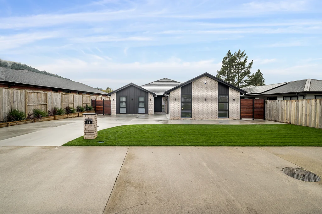 Pukehangi 4Moenga Stylish New Home with Craftsman Flair