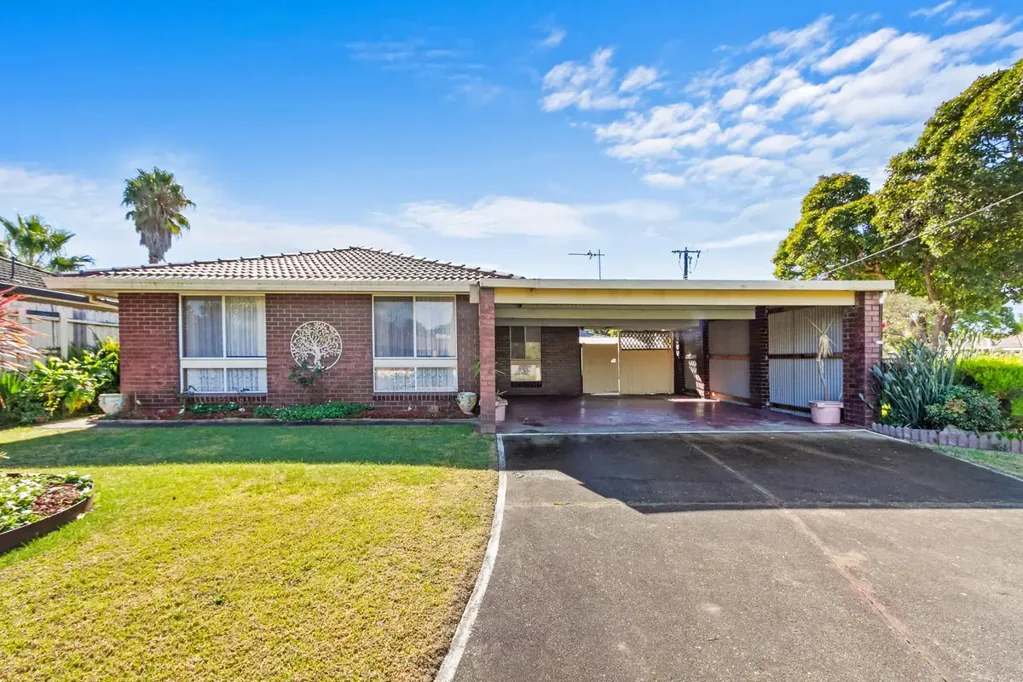 Sale 4 Bedroom Position, Potential & a Prime East Sale Address