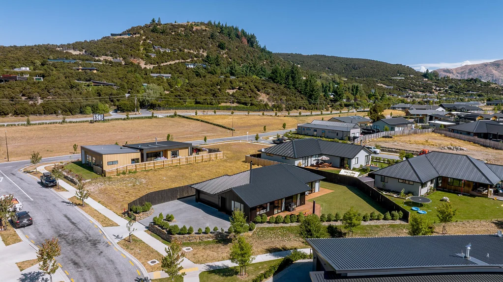 Wanaka 4 Bedroom Stylish home, peaceful setting