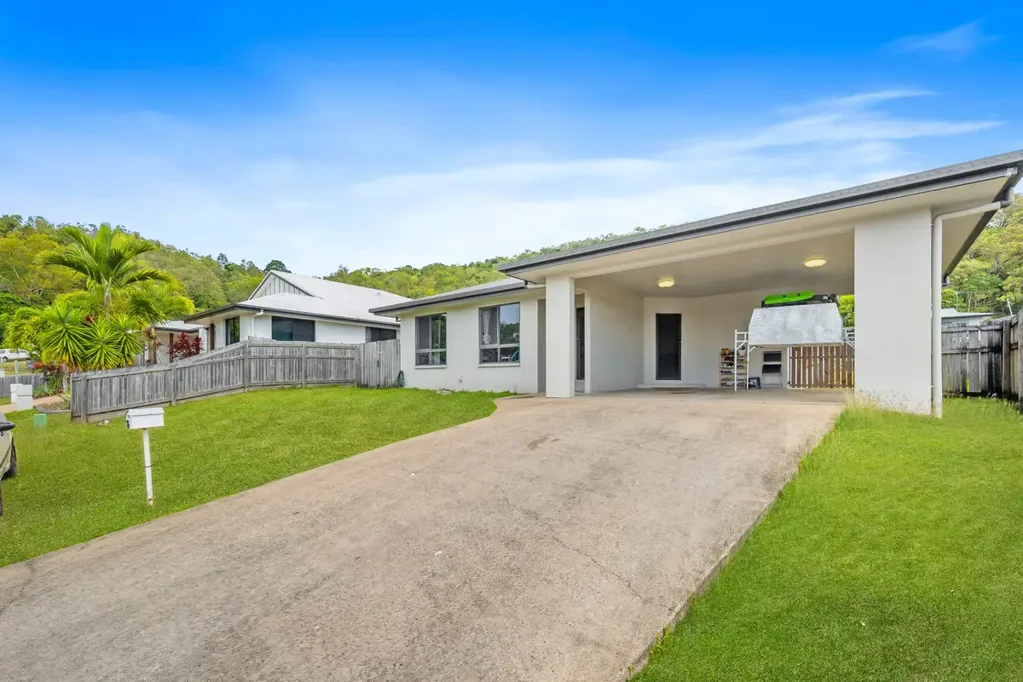 Sarina 4房  76 West Street, Sarina - Secure Investment Opportunity