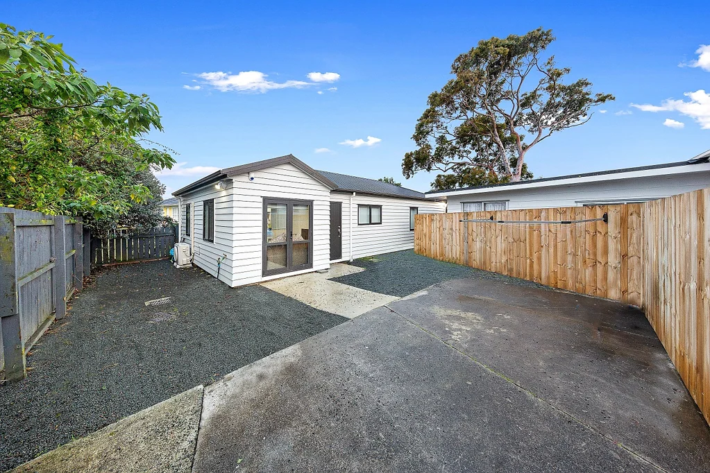Beautiful Family Home Ã¢ÂÂ 3 Bedrooms  2 Bathrooms  Securely Fenced Section