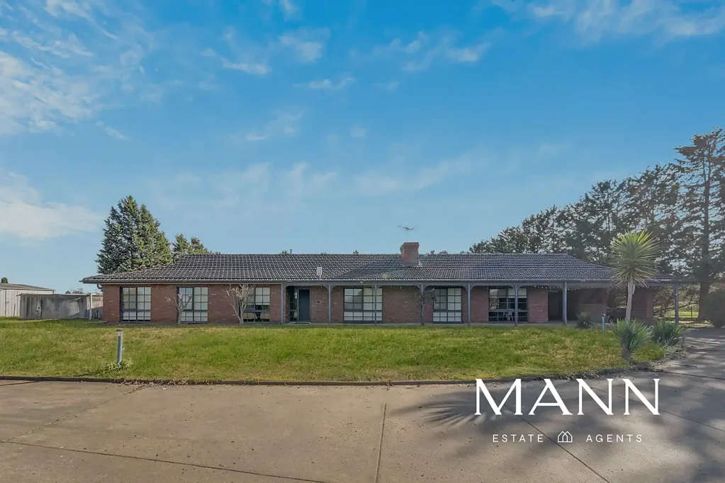 4 Bedroom, 2 Bathroom, more than 2 car space