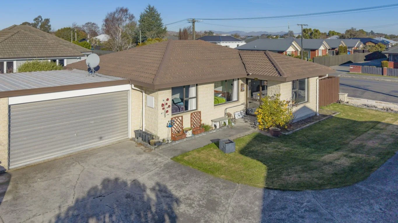 Belfast 2房  Updated Starter With Double Garage!