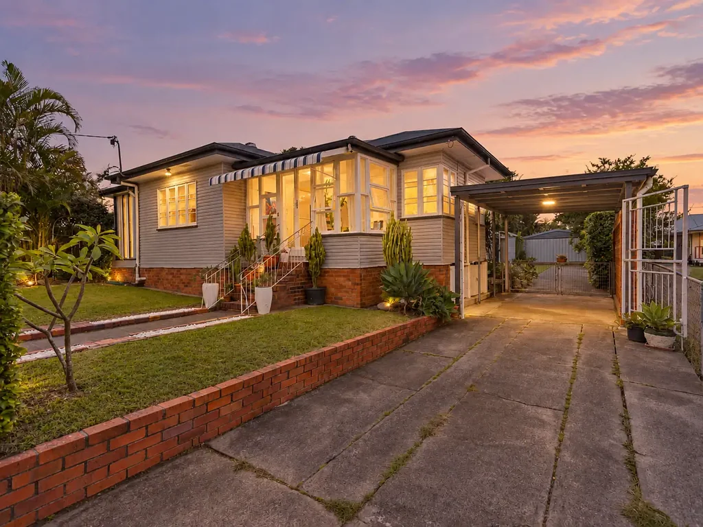 Silkstone 3房 翻新特色住宅，附带车辆侧面通道，潜力无限 Renovated Character Home with Vehicle Side Access with Endless Potential