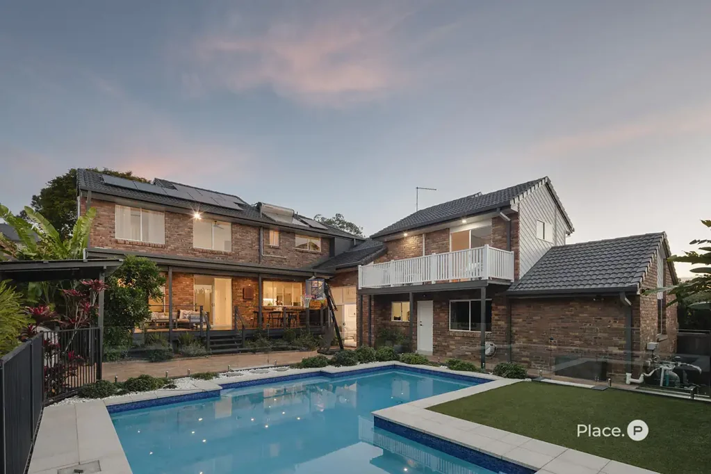 Carindale 5Kwarto Scale, Serenity and Scenic Views in this Architecturally Designed Family Sanctuary