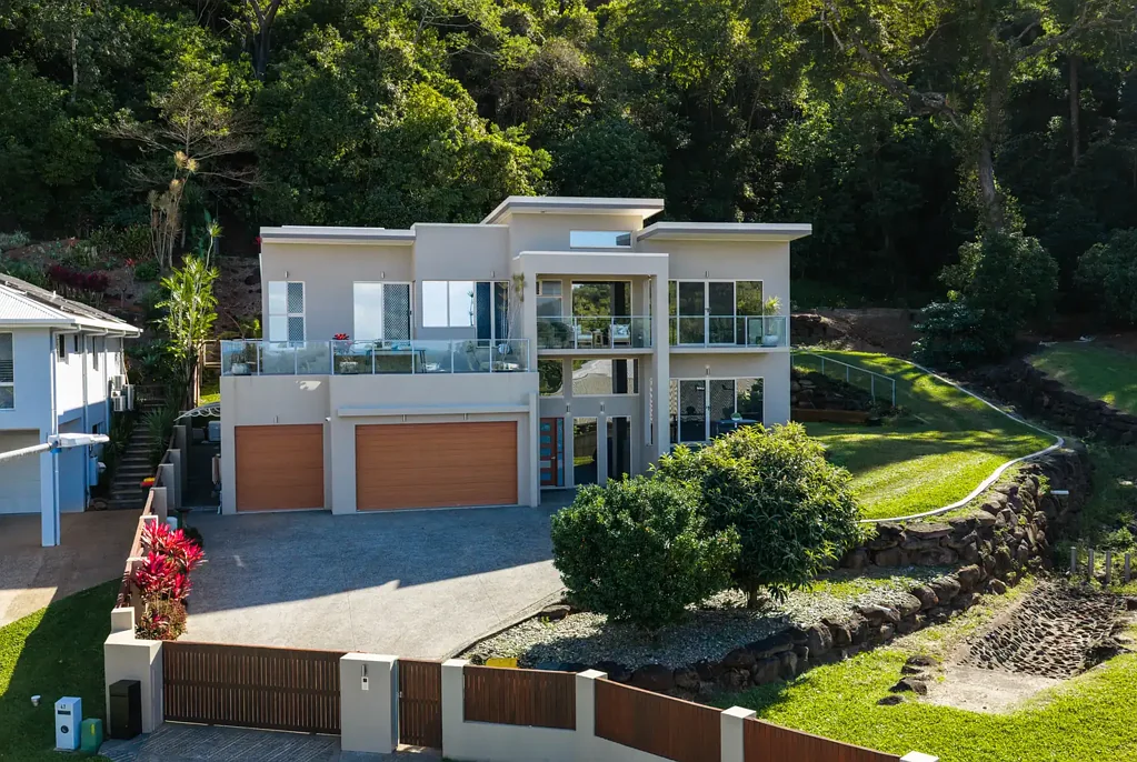 Trinity Beach 5房  A Rare 6,992m² Ocean‑View Acreage with approx. 400m² of High‑End Dual‑Living Space