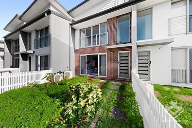 Griffin 3 Bedroom Modern Low-Maintenance Townhouse in a Prime Griffin Location