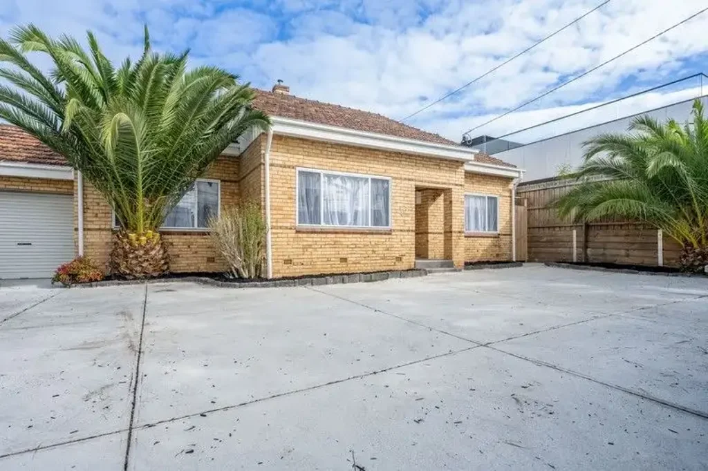 Low Maintenance Family Living With Convenience All Around!