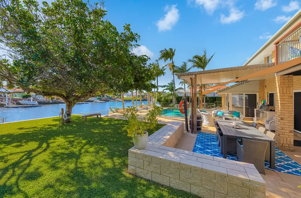 Banksia Beach 5 Bedroom 25.7 m of Waterfront Living at Its Finest!