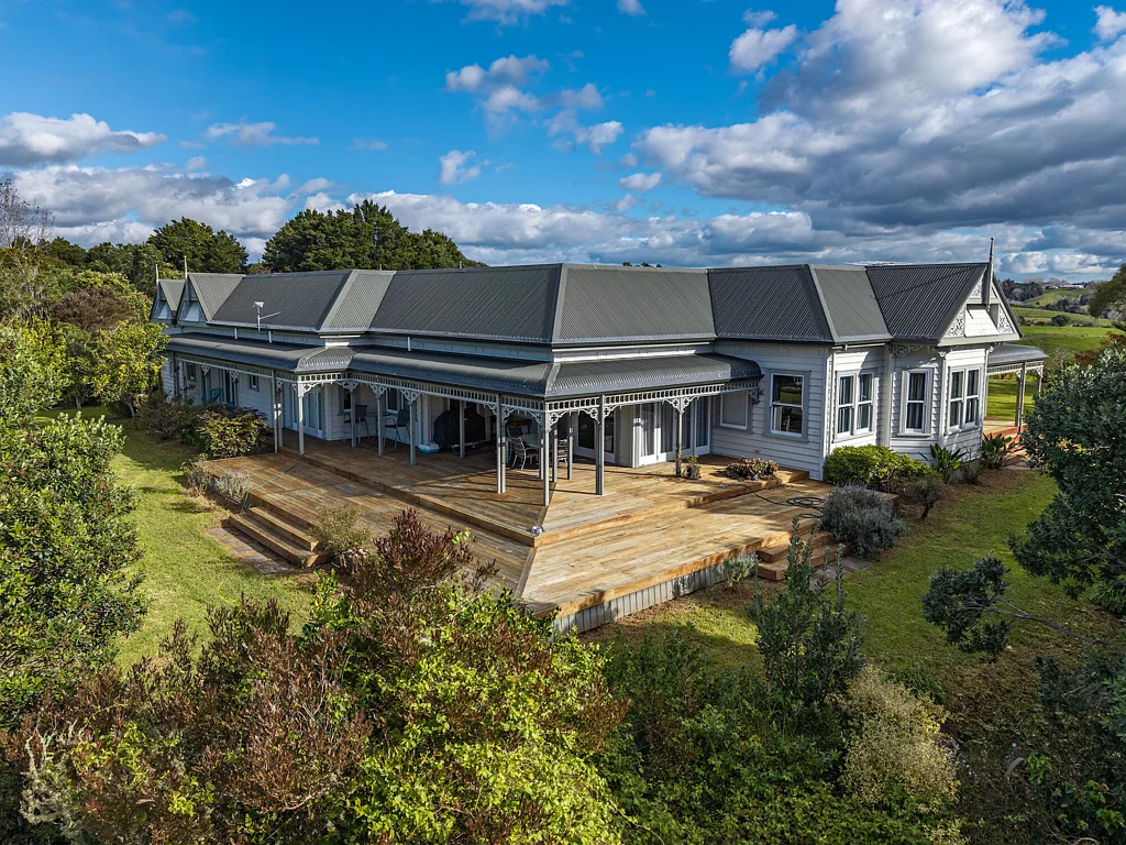 Kokopu 3房  Country elegance with space, style & valley views