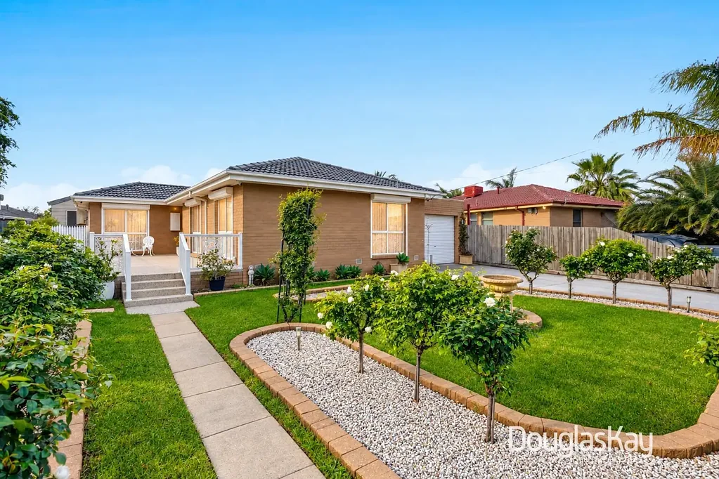 Sunshine West 3कमरा Contemporary Family Living with a Private North-Facing Garden.