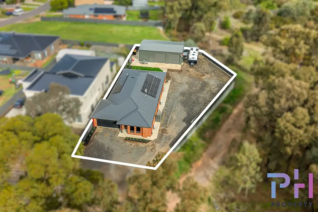 Eaglehawk 4房  MODERN FAMILY RETREAT WITH SERIOUS SHED SPACE