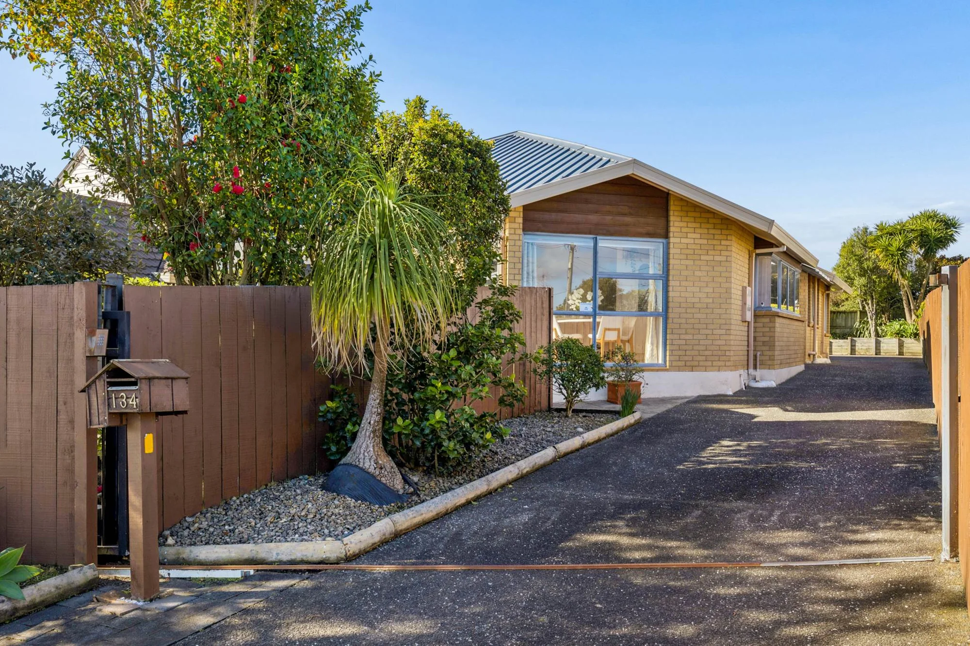 New Windsor 3房  Single-Level Living on a Fabulous 673m²