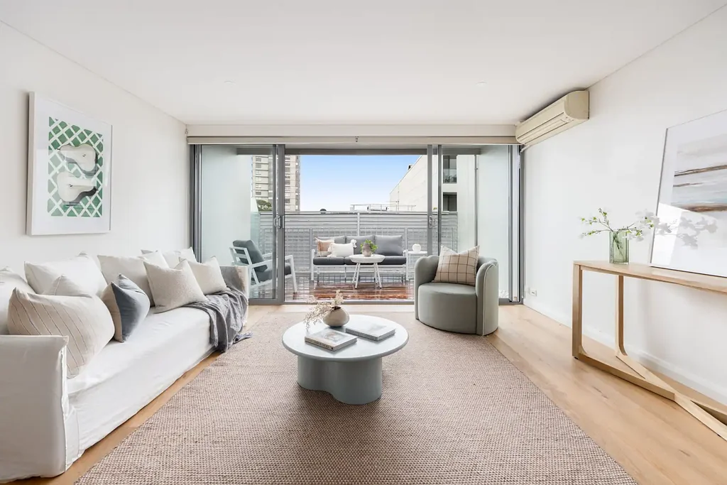 Neutral Bay 2房 宁静明亮的娱乐空间，坐落于充满活力的 Neutral Bay 中心 Quiet Light-Filled Entertainer Positioned in The Heart of Vibrant Neutral Bay