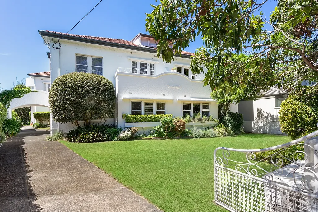 Vaucluse 2ਬੈੱਡਰੂਮ Exceptionally Private + Charming House-sized Top Floor Apartment offers approx 104sqm Effortless One Level Living + LUG