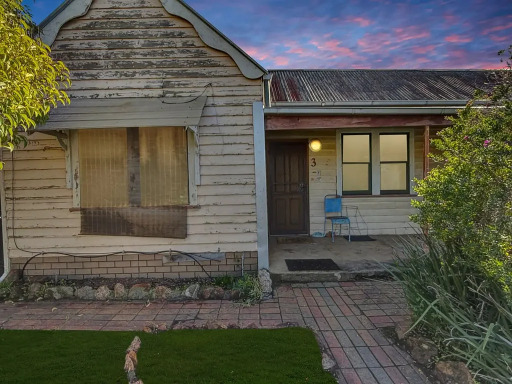 Maryborough 3બેડરૂમ CHARACTER-FILLED COTTAGE ON A SPRAWLING ~1,027M² BLOCK – RENOVATOR'S OPPORTUNITY