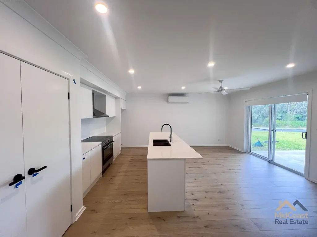 4 Bedroom Home - Walking Distance to the Beach