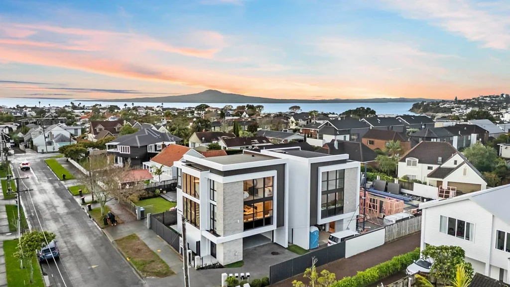 Saint Heliers 4房 全新建筑杰作！电梯+特色壁炉，近海滩/公交线路，名校环伺，尽享海滨奢华生活！ Architectural Perfection by the Beach