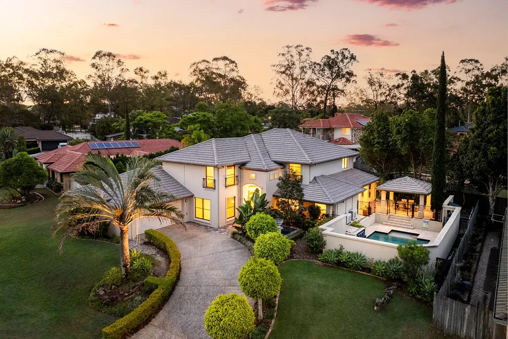 Forest Lake 4ਬੈੱਡਰੂਮ In Forest Lake's Beloved Creekwood Enclave, a Home That Marries Architectural Presence With Everyday Ease