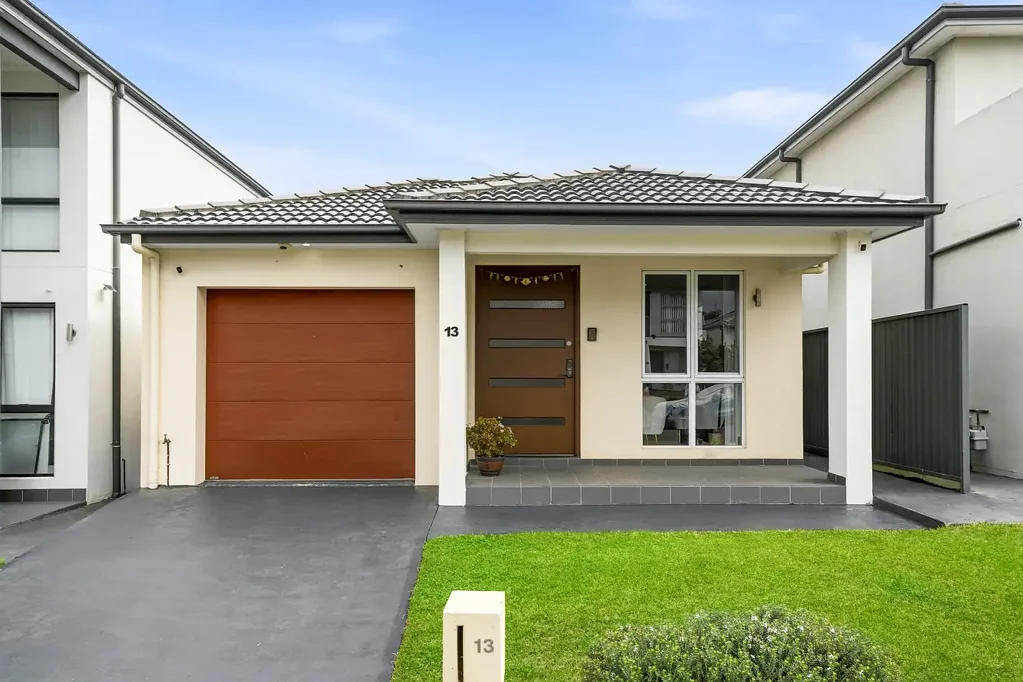 The Ponds 4 Slaapkamer EAST Facing Family Home With GRANNY FLAT, Walk To Riverbank Public & The Pond High Schools