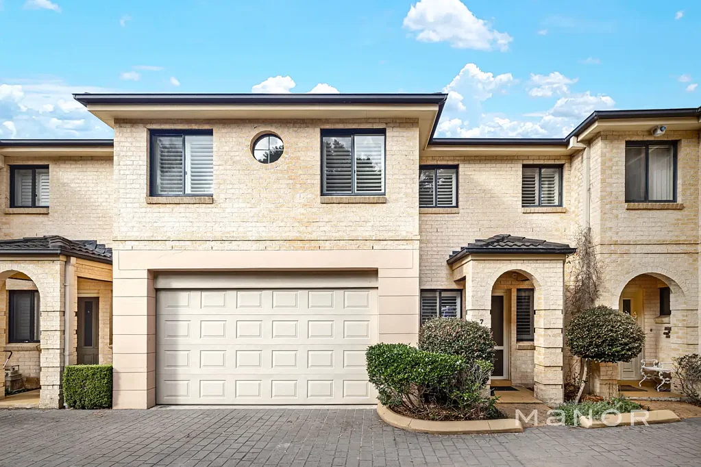 Baulkham Hills 3房 安静小区翻新联排 三超大卧主卧套间 开放式厨餐区 双车库内部通道 私密庭院露台 Stylish Renovated Townhouse in Prime Baulkham Hills Location