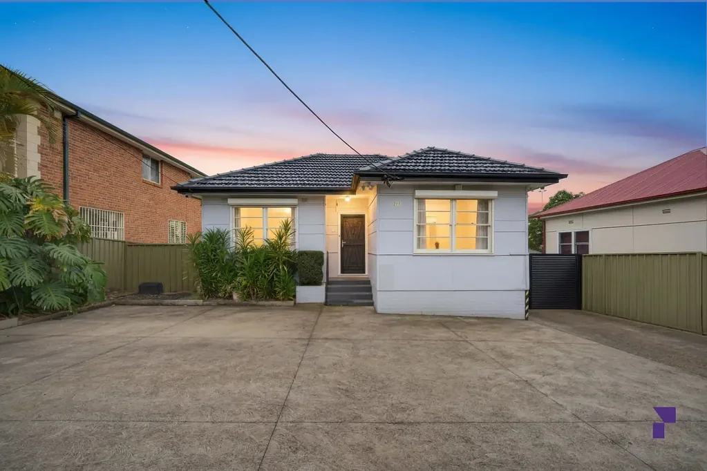 Greenacre 3房 维护良好的家庭住宅，拥有公园般的院子，车库带相邻娱乐室 Well-maintained family home with a parklike yard, garage with an adjoining rumpus room