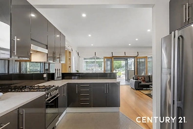 Noble Park 4房 宽敞716平地块 电子门禁 Weatherboard住宅 现代舒适 四卧四卫 安全停车 精心户外区 水景烧烤园 私人绿洲 Beautiful Homestead with Development Potential