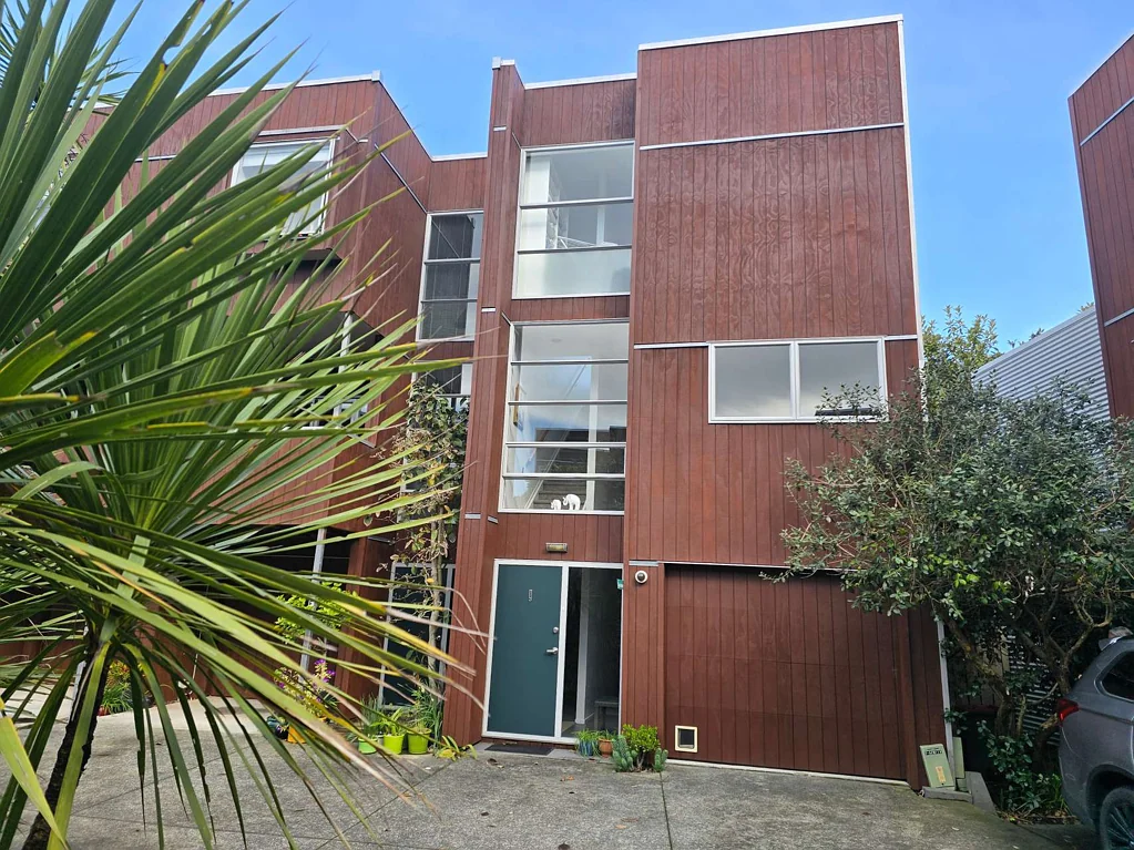 Henderson 2Kwarto Cedar-Clad Townhouse + Sanctuary Living