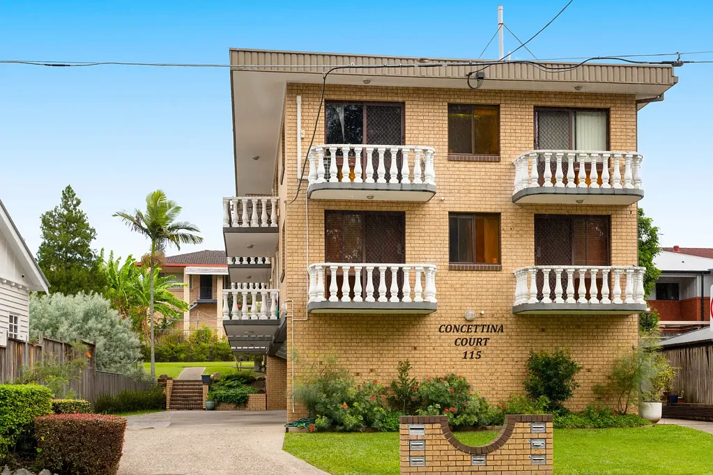 Coorparoo 2房 优越地理位置 顶层转角采光佳 步行公交餐饮近 开放布局阳光阳台 安全车库绿意视野 Top floor living & The ultimate day-to-night address – 100m to Martha St, minutes to Coorparoo SQ