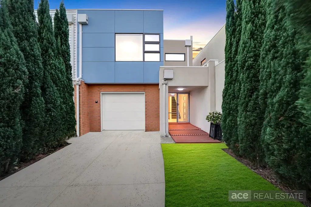 Point Cook 3Moenga Stylish, Low-Maintenance Living in the Heart of Paragon Estate