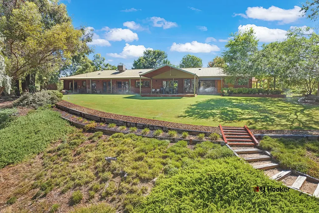 Mathoura 4 Bedroom Waterfront Sanctuary & Working Farmlet