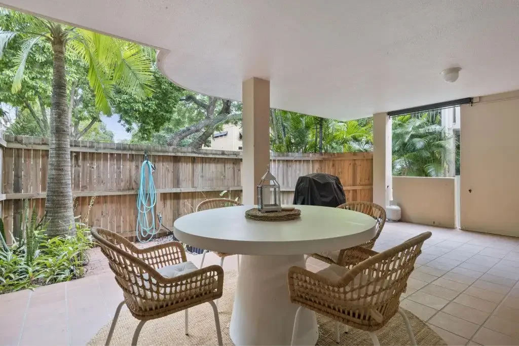 Milton 1 Bedroom Nicely Presented Ground Floor Apartment In Quiet Pocket Of Milton!