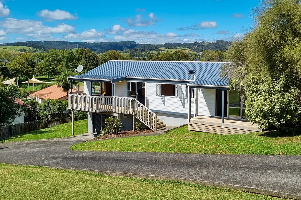 Helensville 3部屋 Lockwood Sunlit Home with Views!