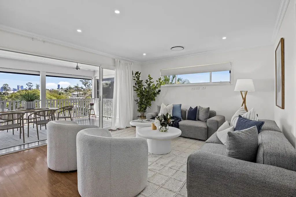 Norman Park 5બેડરૂમ Elevated Dual Level Family Sanctuary with Exceptional Separation and City Views