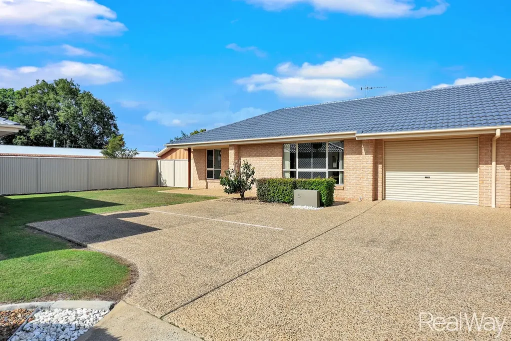 Millbank 3Kwarto Immaculate, Low-Maintenance Living in a Peaceful, Exceptionally Maintained Complex!