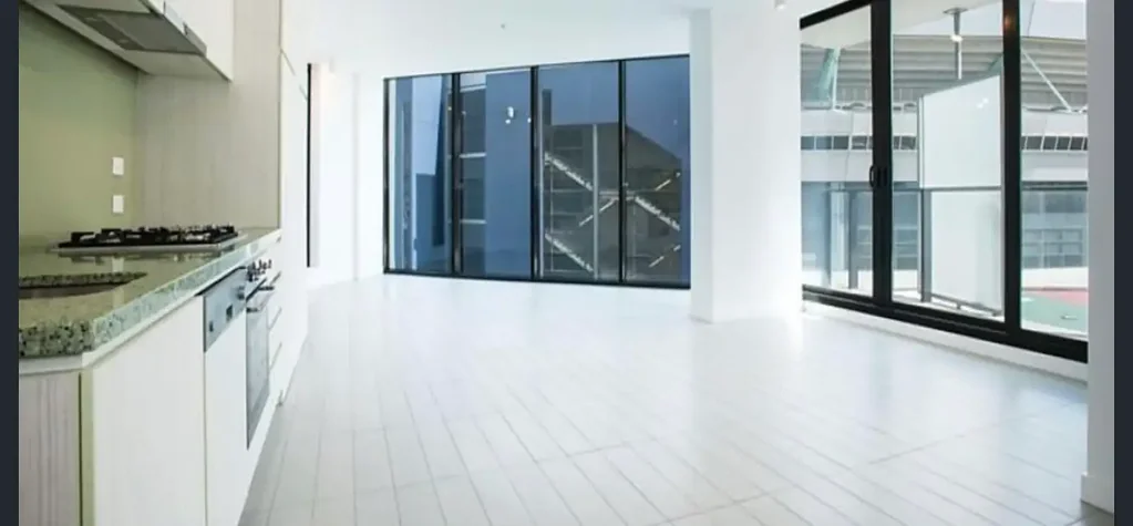 Docklands 2房 宽敞两卧公寓 地下车位便捷 游泳池近邻 阳台俯瞰广场 石制台面厨房 主卧带套间 步行生活中心 Convenience and Space