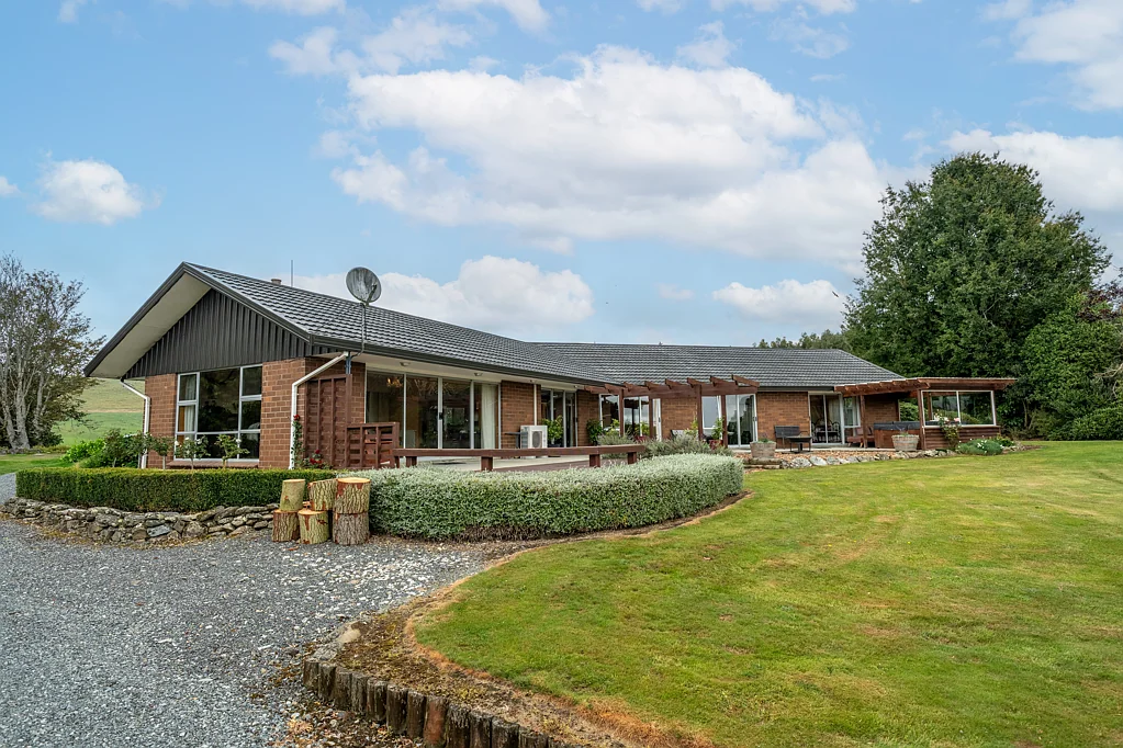 Clinton and Surrounds  Country comfort and charming views!